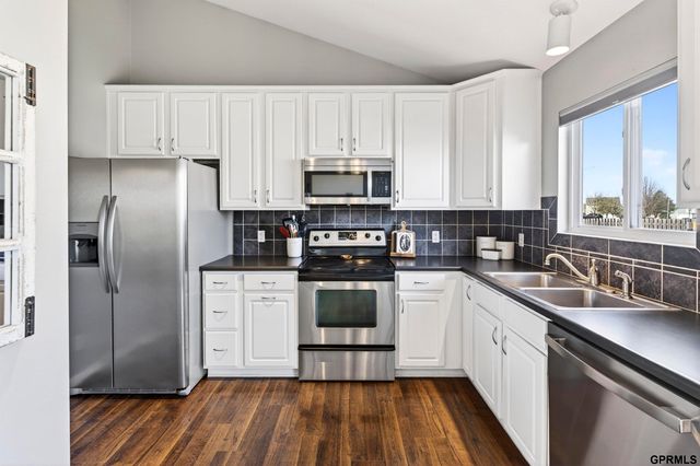 8007 S 158th Street, Omaha, NE 68136