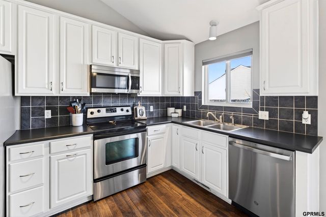 8007 S 158th Street, Omaha, NE 68136