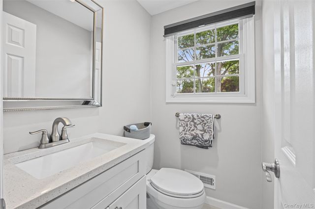 25 Gerald Lane, Plainview, NY 11803