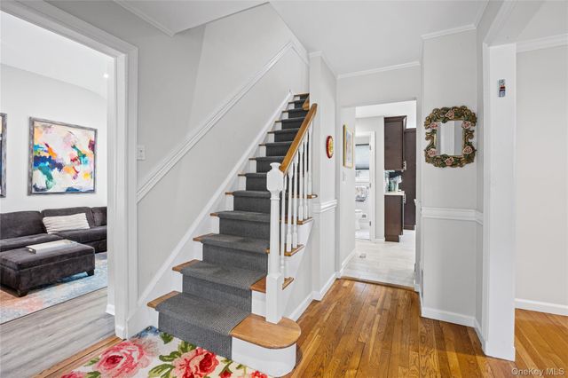 25 Gerald Lane, Plainview, NY 11803