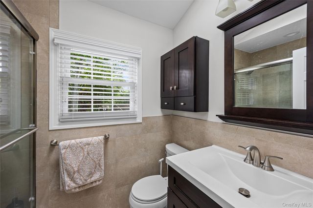 25 Gerald Lane, Plainview, NY 11803