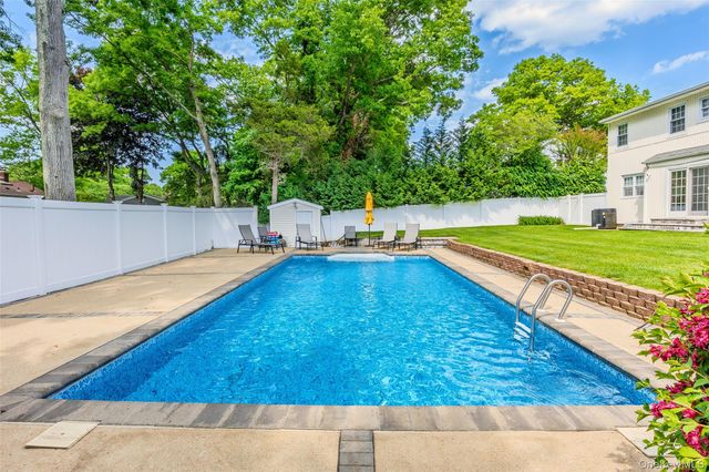 25 Gerald Lane, Plainview, NY 11803