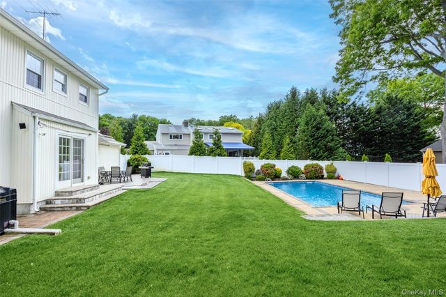 25 Gerald Lane, Plainview, NY 11803
