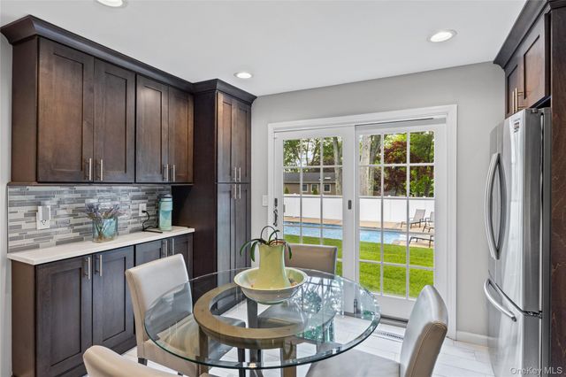 25 Gerald Lane, Plainview, NY 11803