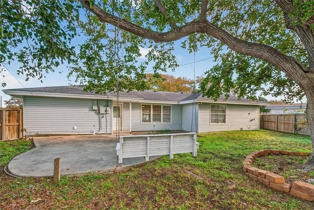 114 Maple Dr, Portland, TX 78374