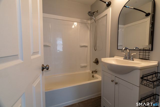 90 School Street, New London, CT 06320