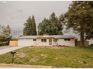 2797 TULIP St, Eugene, OR 97408
