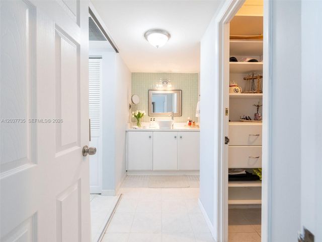 500 Bayview Dr 1520, Sunny Isles Beach, FL 33160