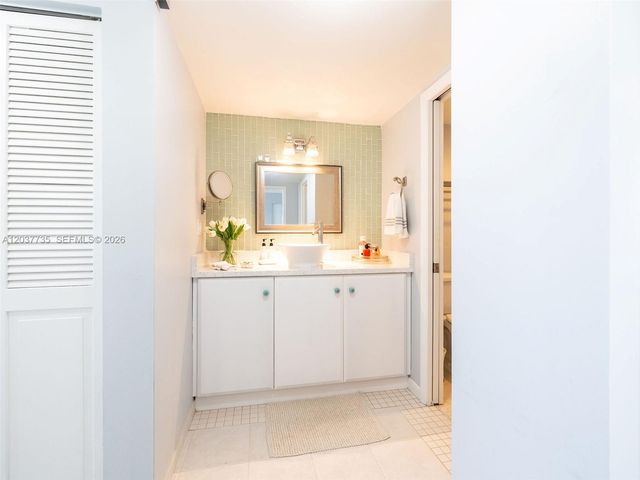 500 Bayview Dr 1520, Sunny Isles Beach, FL 33160
