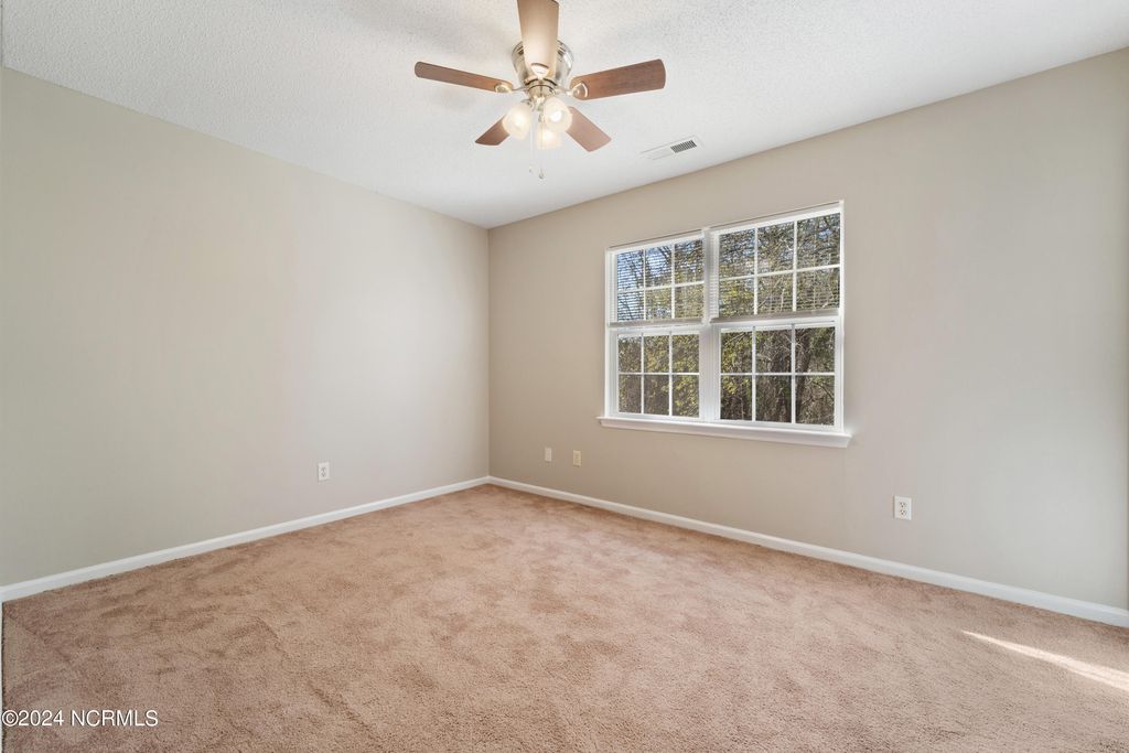 Image 11 of property listing at 957 W Pueblo Drive, Jacksonville, NC 28546