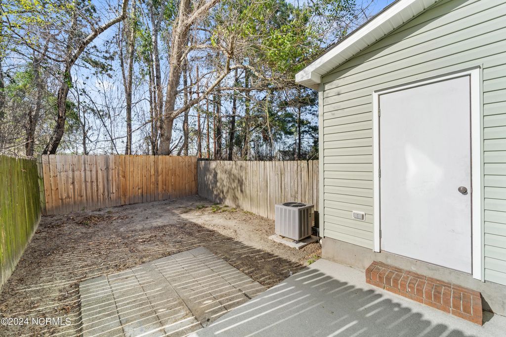 Image 14 of property listing at 957 W Pueblo Drive, Jacksonville, NC 28546