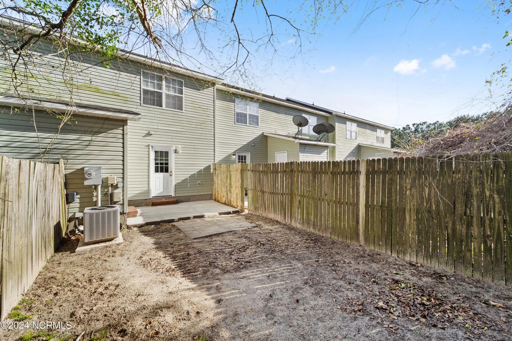 Image 15 of property listing at 957 W Pueblo Drive, Jacksonville, NC 28546