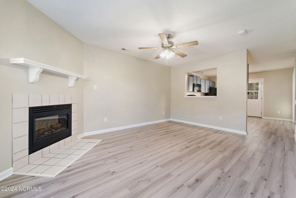 Image 2 of property listing at 957 W Pueblo Drive, Jacksonville, NC 28546