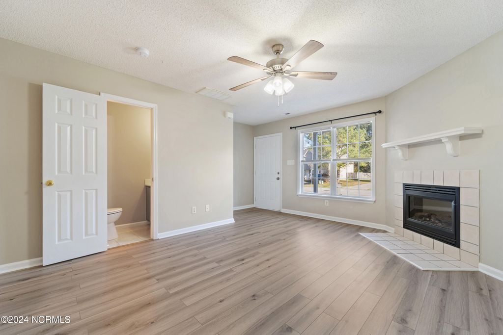 Image 3 of property listing at 957 W Pueblo Drive, Jacksonville, NC 28546