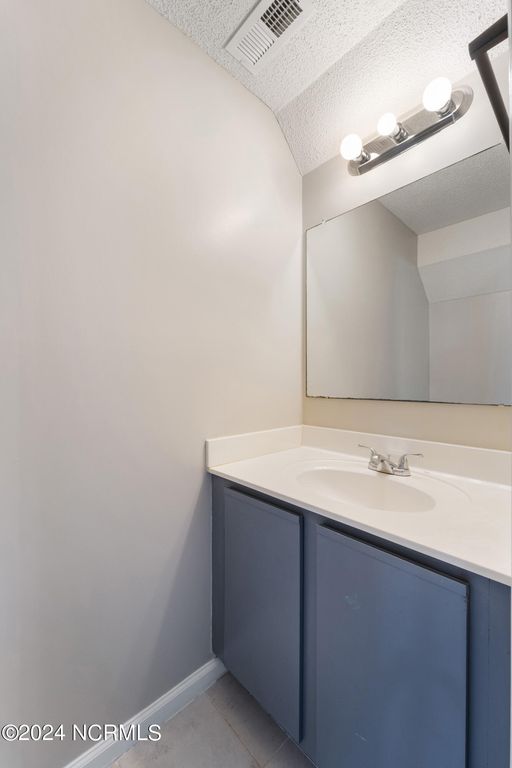 Image 4 of property listing at 957 W Pueblo Drive, Jacksonville, NC 28546