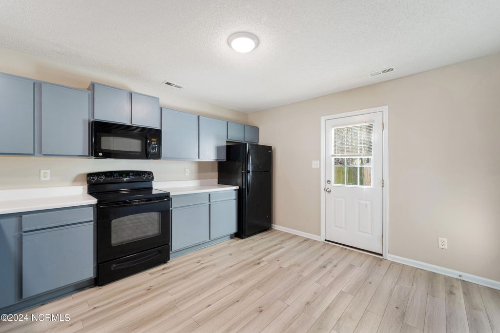 Image 5 of property listing at 957 W Pueblo Drive, Jacksonville, NC 28546