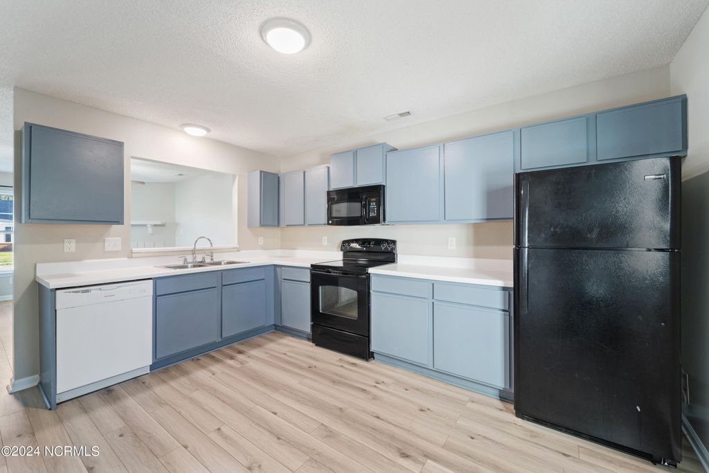 Image 6 of property listing at 957 W Pueblo Drive, Jacksonville, NC 28546