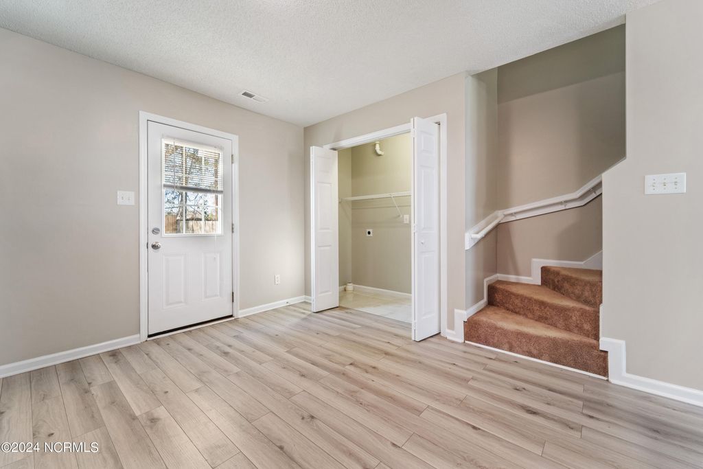 Image 7 of property listing at 957 W Pueblo Drive, Jacksonville, NC 28546