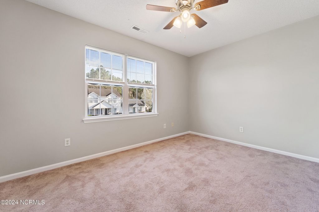 Image 8 of property listing at 957 W Pueblo Drive, Jacksonville, NC 28546