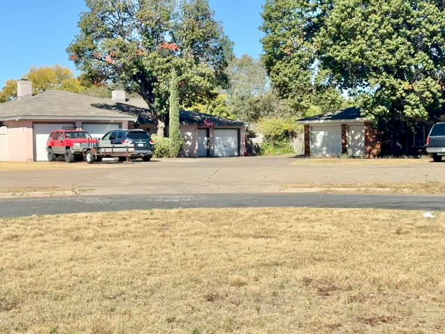 6304 Quaker Avenue, Lubbock, TX 79413