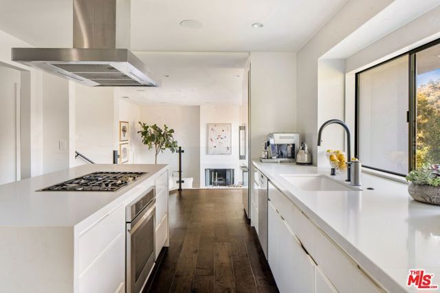2528 Carman Crest Drive, Los Angeles, CA 90068