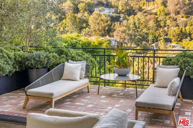2528 Carman Crest Drive, Los Angeles, CA 90068