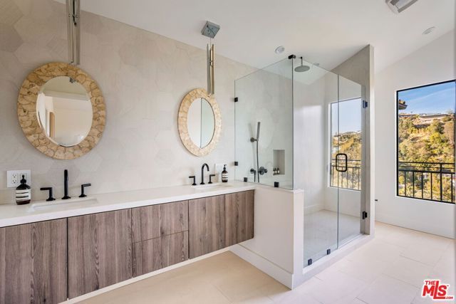 2528 Carman Crest Drive, Los Angeles, CA 90068