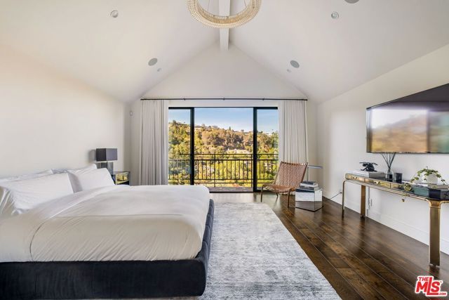 2528 Carman Crest Drive, Los Angeles, CA 90068
