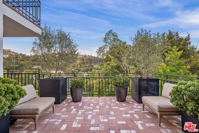 2528 Carman Crest Drive, Los Angeles, CA 90068