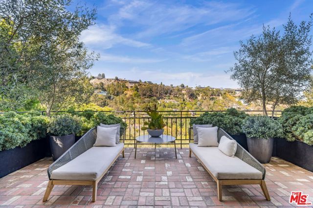 2528 Carman Crest Drive, Los Angeles, CA 90068