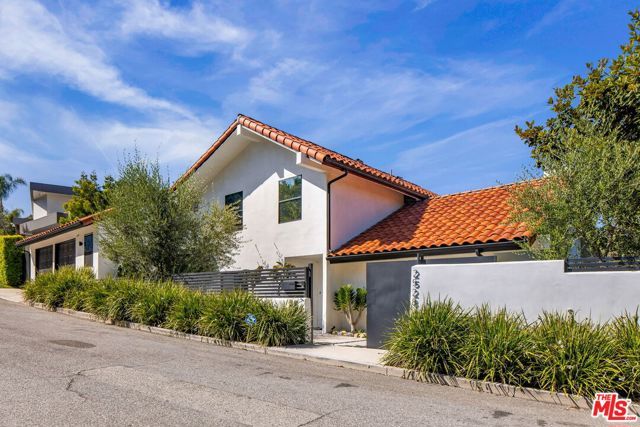 2528 Carman Crest Drive, Los Angeles, CA 90068