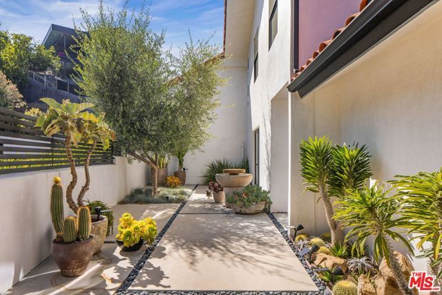 2528 Carman Crest Drive, Los Angeles, CA 90068