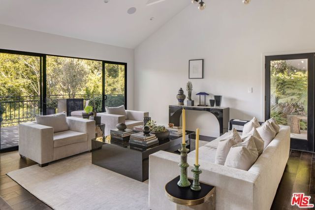 2528 Carman Crest Drive, Los Angeles, CA 90068
