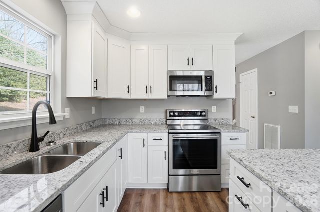 1760 Forest Side Lane, Charlotte, NC 28213