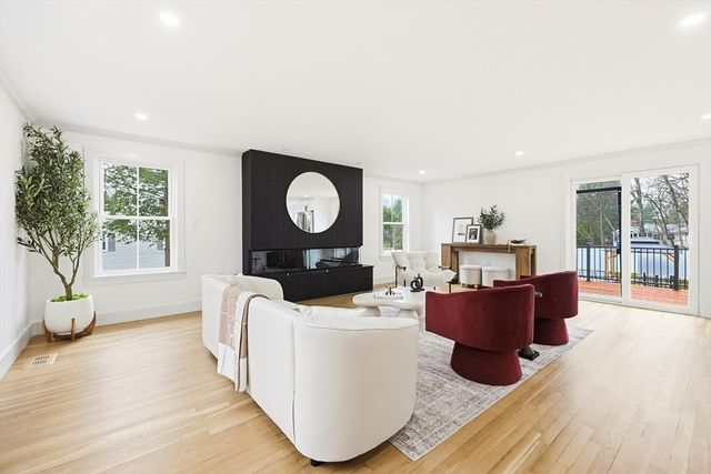 565 Elm St, Concord, MA 01742