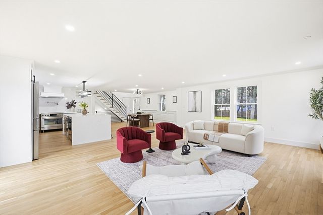 565 Elm St, Concord, MA 01742