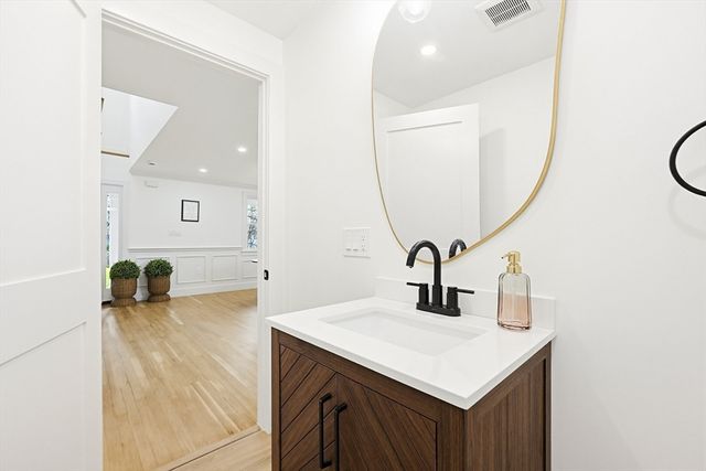 565 Elm St, Concord, MA 01742