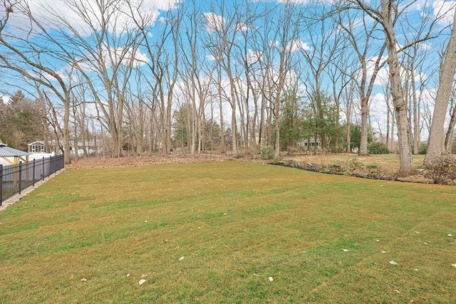 565 Elm St, Concord, MA 01742