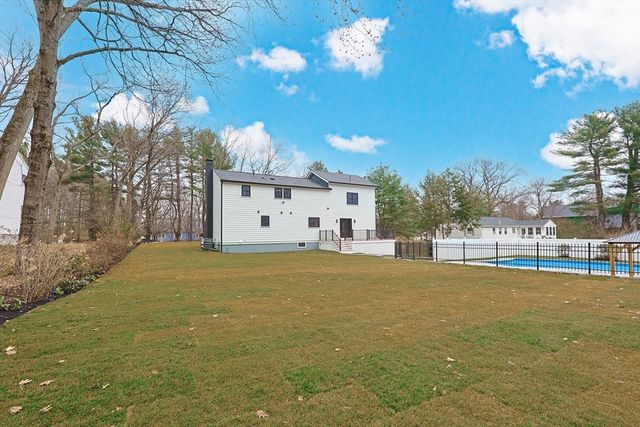 565 Elm St, Concord, MA 01742