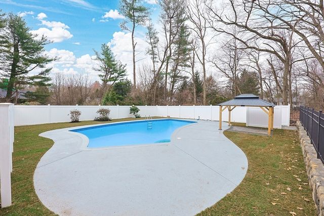 565 Elm St, Concord, MA 01742