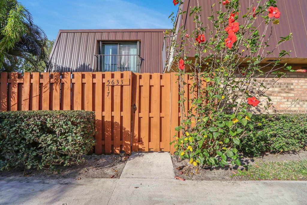 5633 SE WINDSONG Lane, Stuart, FL 34997