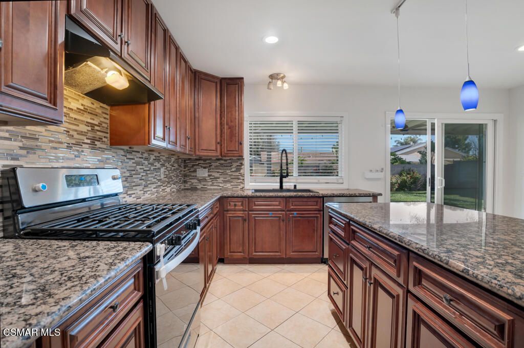 Image 10 of property listing at 2353 Bryson Place, Simi Valley, CA 93065