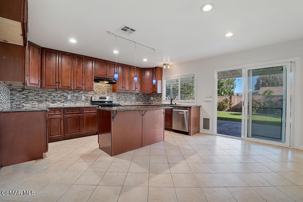 Image 8 of property listing at 2353 Bryson Place, Simi Valley, CA 93065