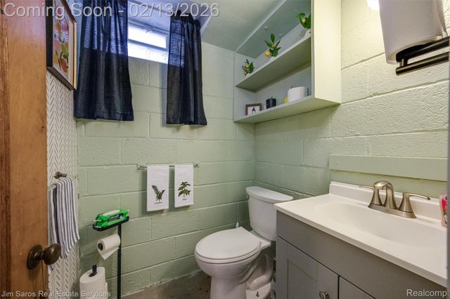 2005 Vernier Road, Grosse Pointe Woods, MI 48236