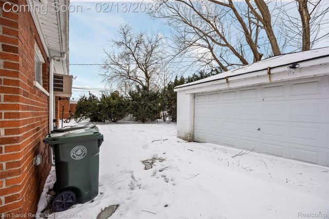 2005 Vernier Road, Grosse Pointe Woods, MI 48236