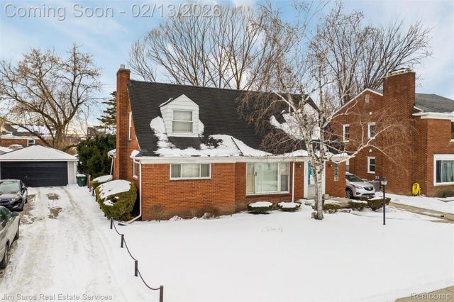 2005 Vernier Road, Grosse Pointe Woods, MI 48236