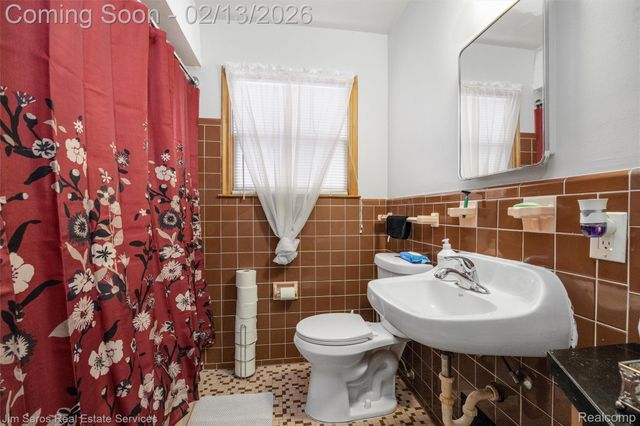 2005 Vernier Road, Grosse Pointe Woods, MI 48236