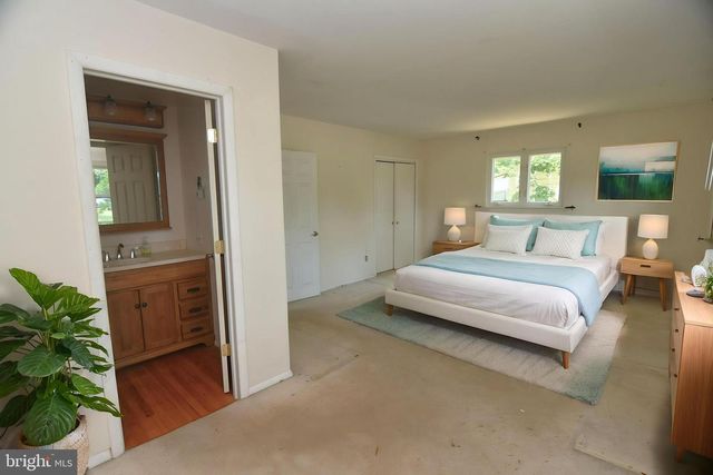 942 MEARNS RD, Warminster, PA 18974