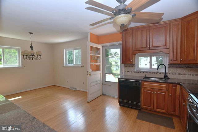 942 MEARNS RD, Warminster, PA 18974