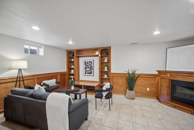 1400 S 52nd Street 13, West Des Moines, IA 50265